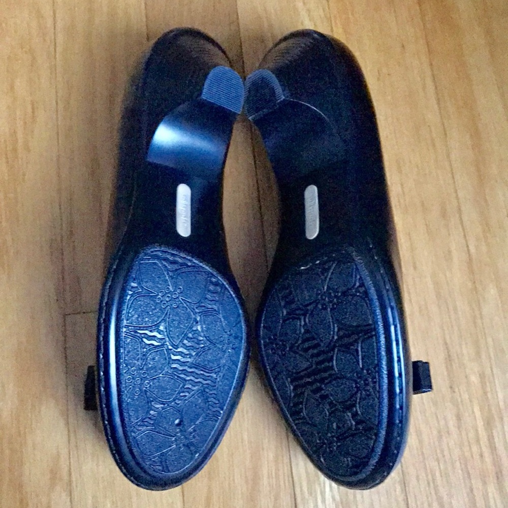 New Softspots Black Heels - Picture 3 of 3